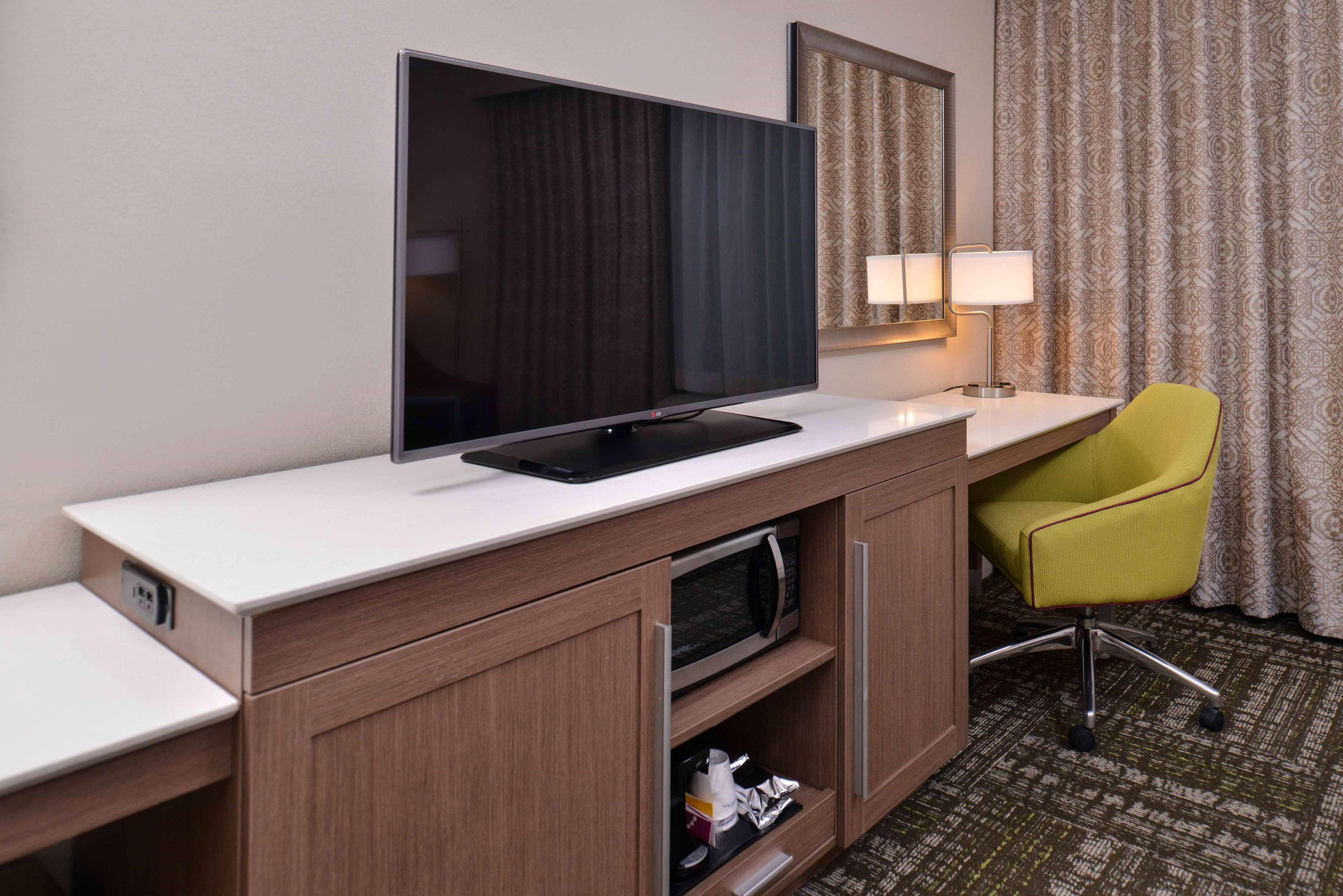 Hampton Inn & Suites Dallas Market Center Esterno foto