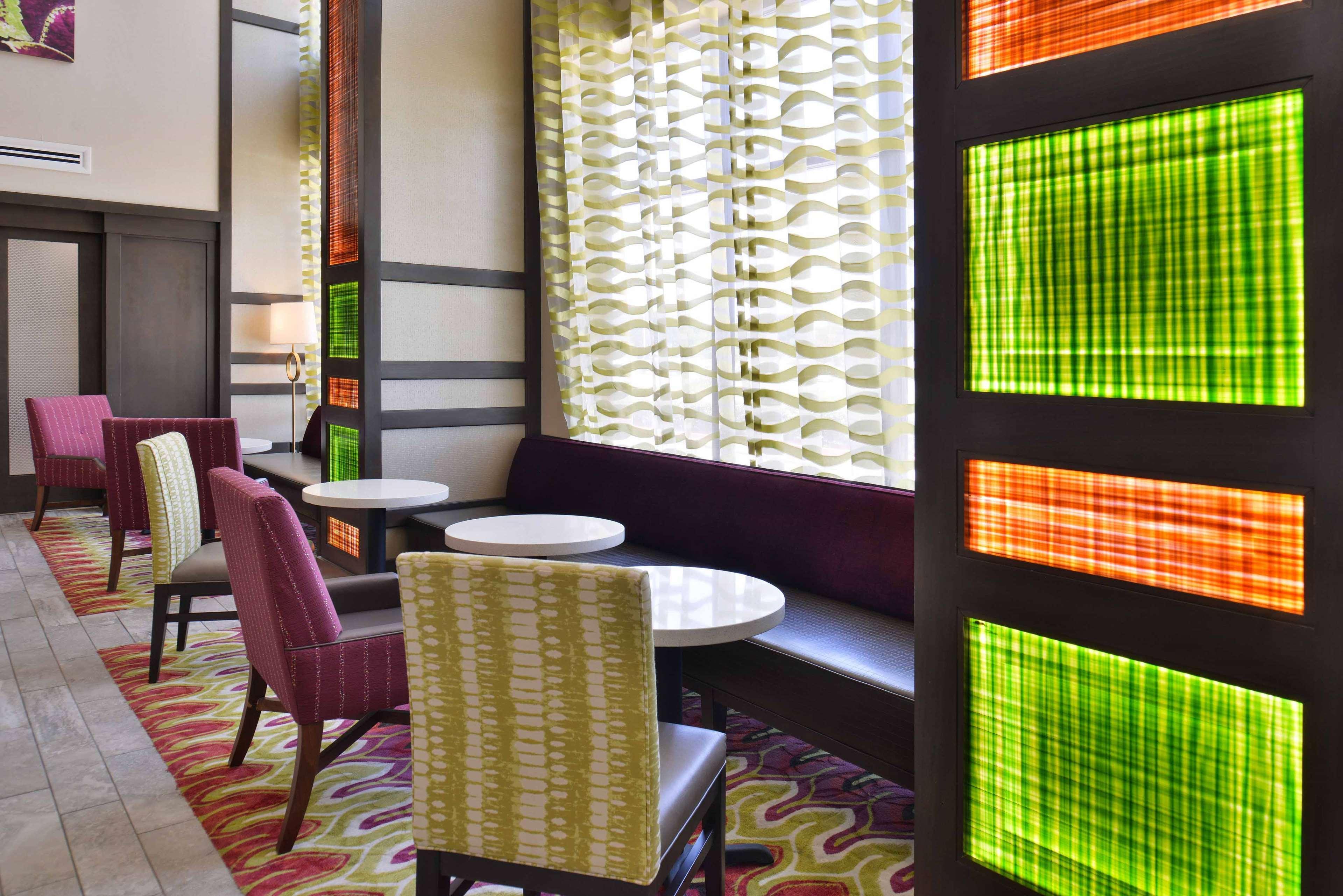 Hampton Inn & Suites Dallas Market Center Esterno foto