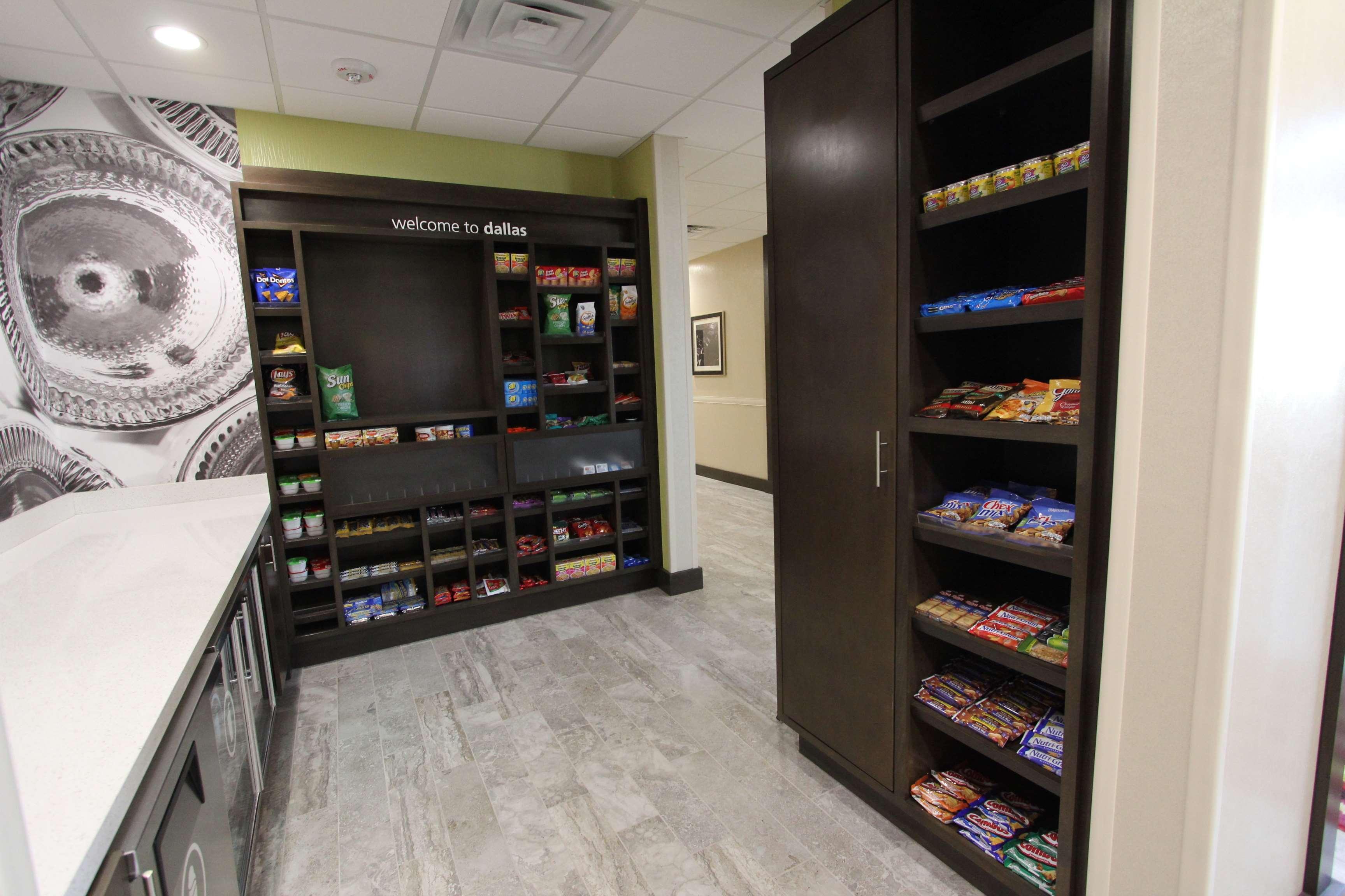 Hampton Inn & Suites Dallas Market Center Esterno foto