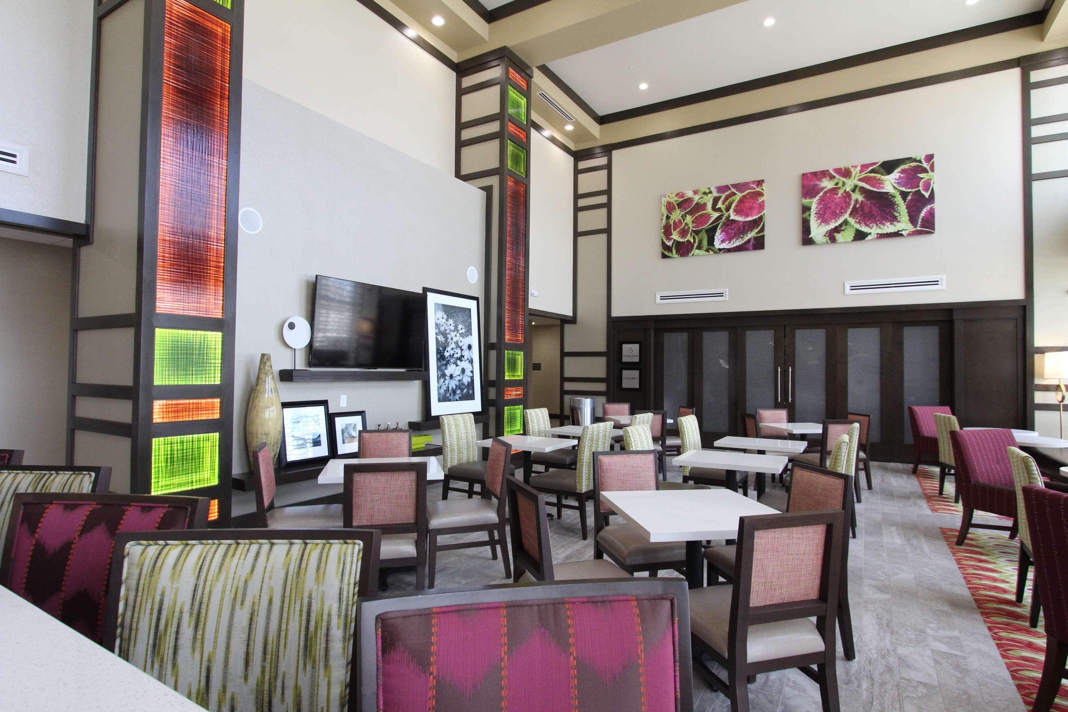 Hampton Inn & Suites Dallas Market Center Esterno foto