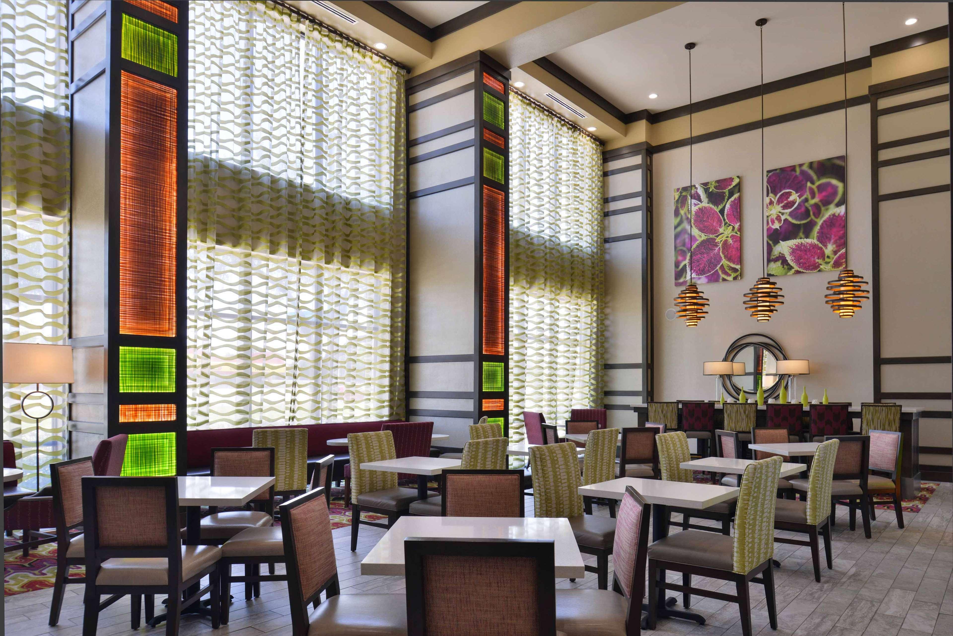 Hampton Inn & Suites Dallas Market Center Esterno foto