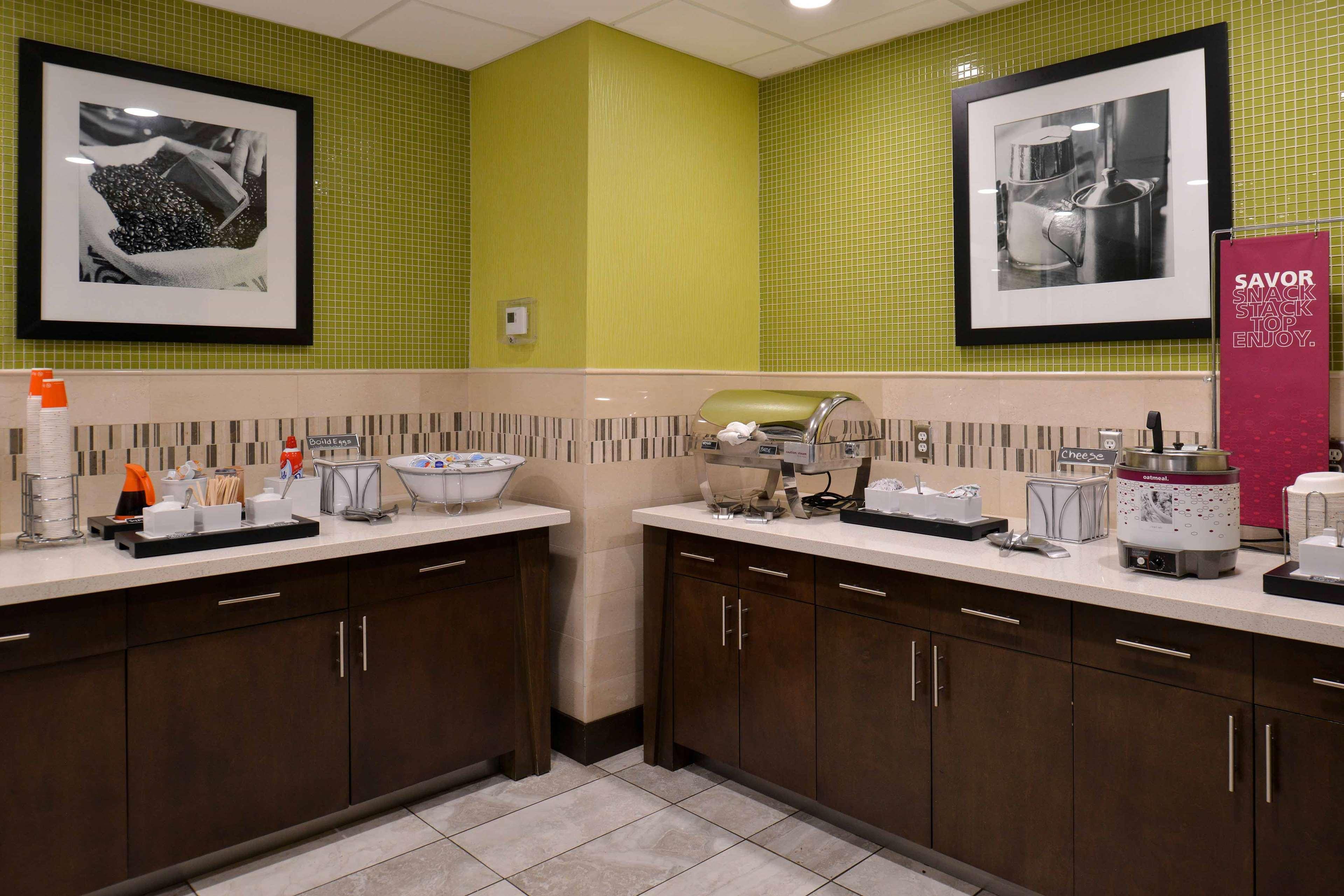 Hampton Inn & Suites Dallas Market Center Esterno foto