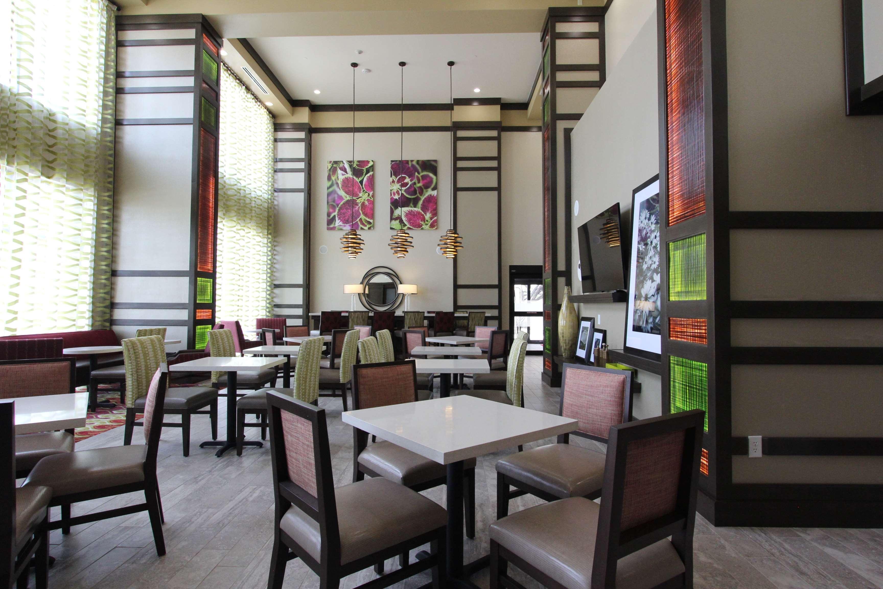 Hampton Inn & Suites Dallas Market Center Esterno foto