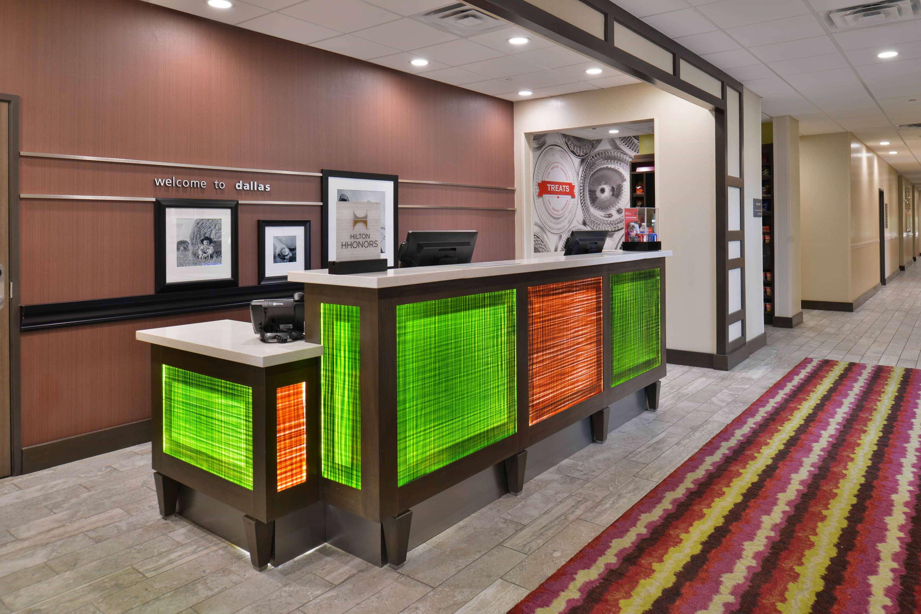 Hampton Inn & Suites Dallas Market Center Esterno foto