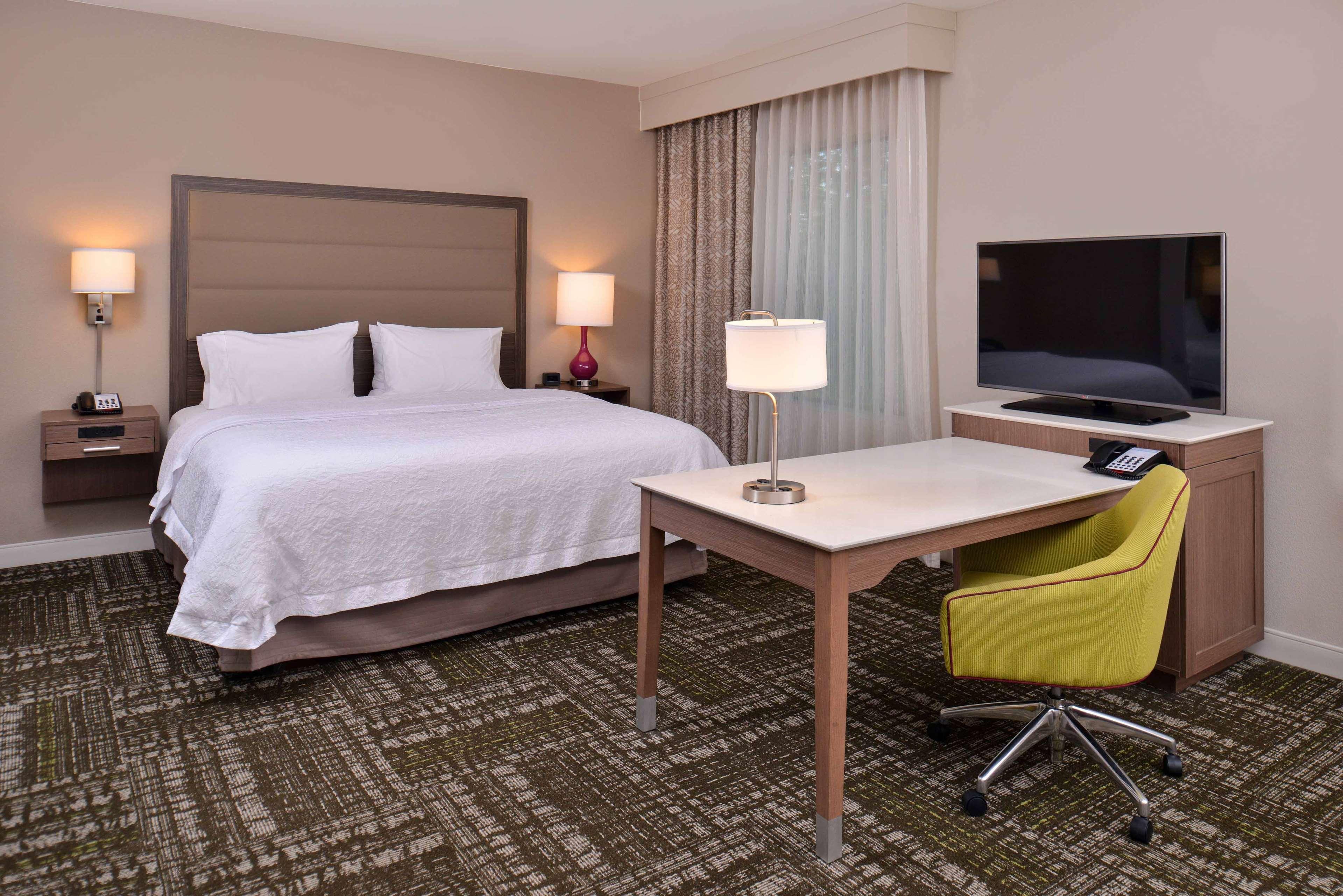 Hampton Inn & Suites Dallas Market Center Esterno foto