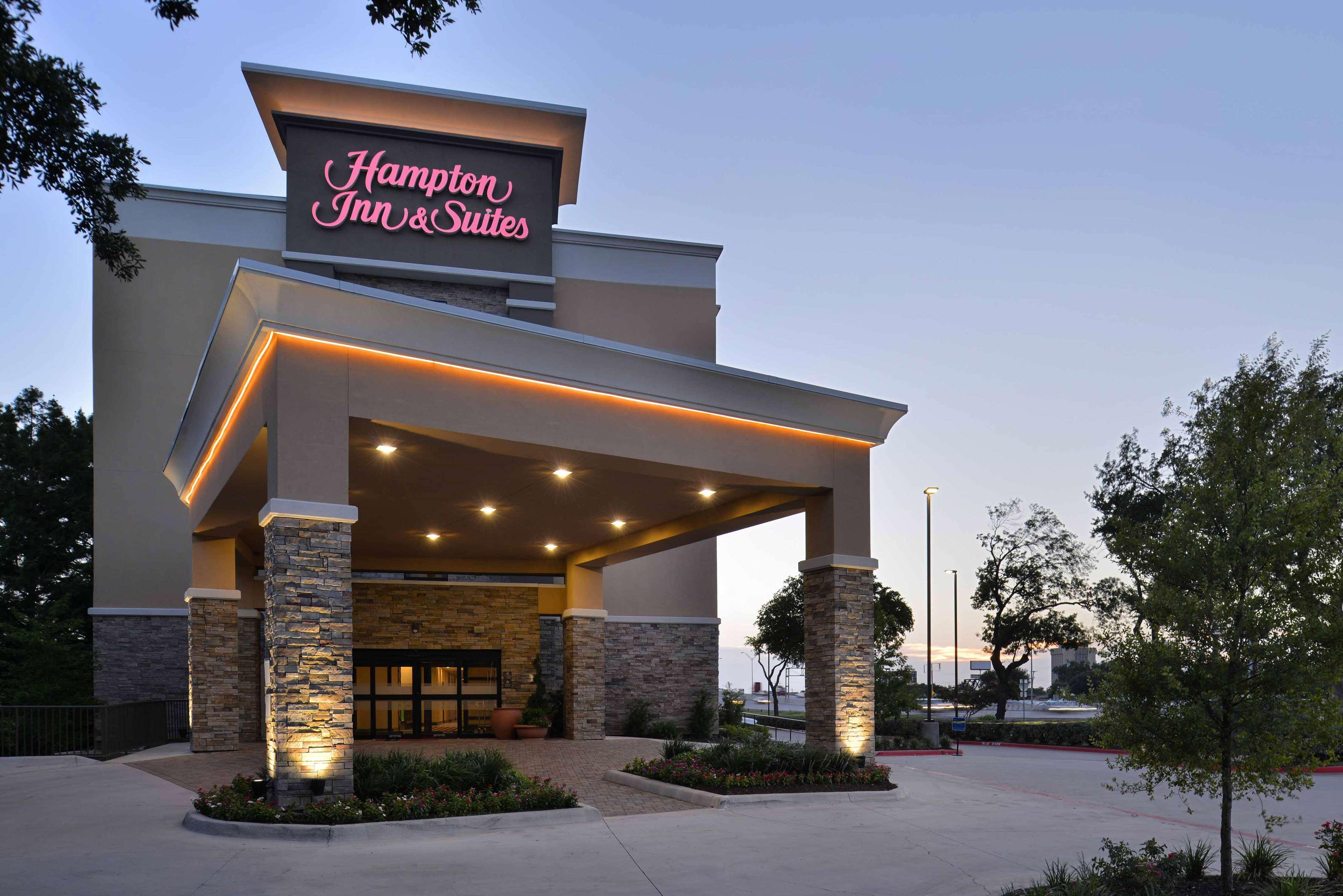 Hampton Inn & Suites Dallas Market Center Esterno foto