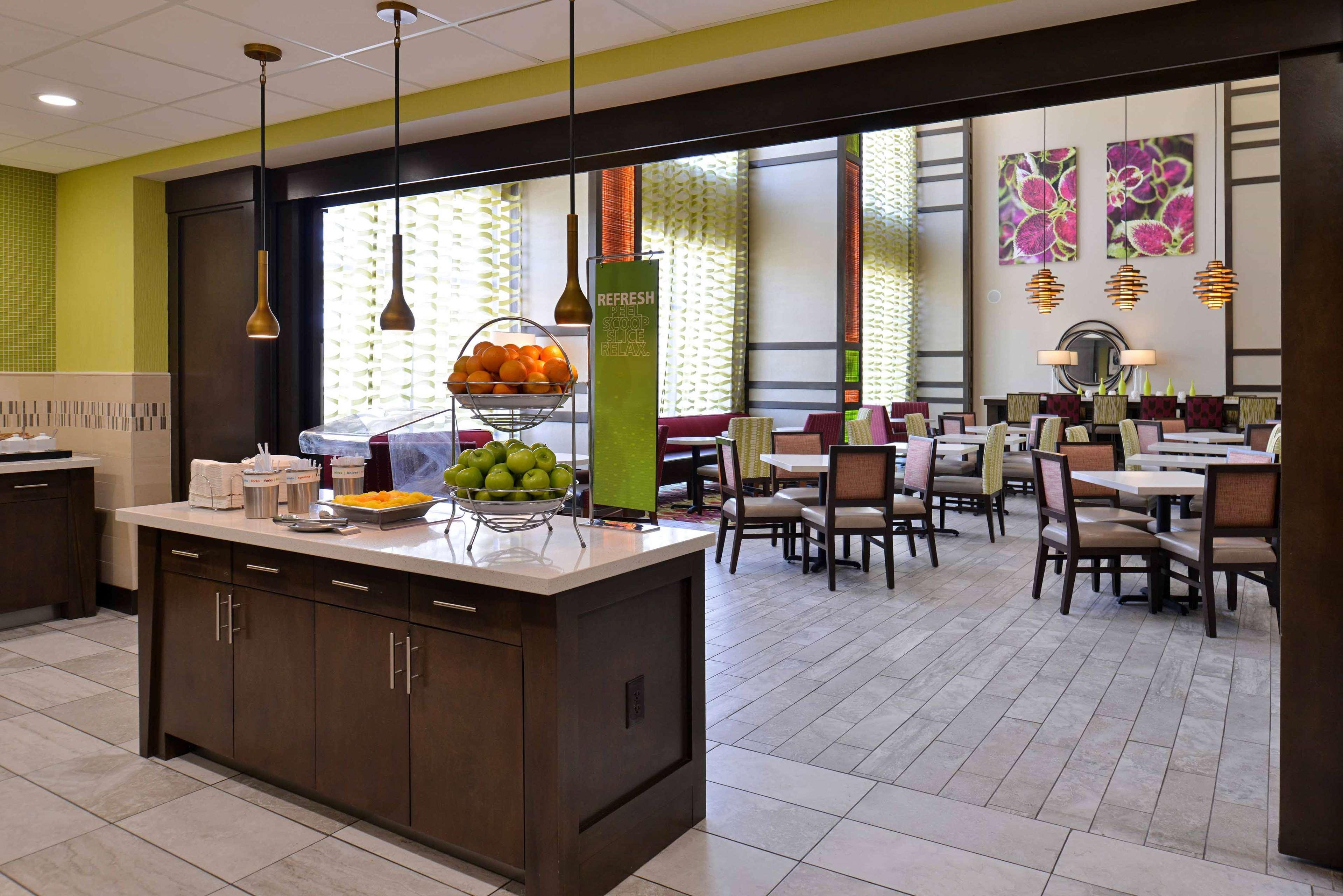 Hampton Inn & Suites Dallas Market Center Esterno foto
