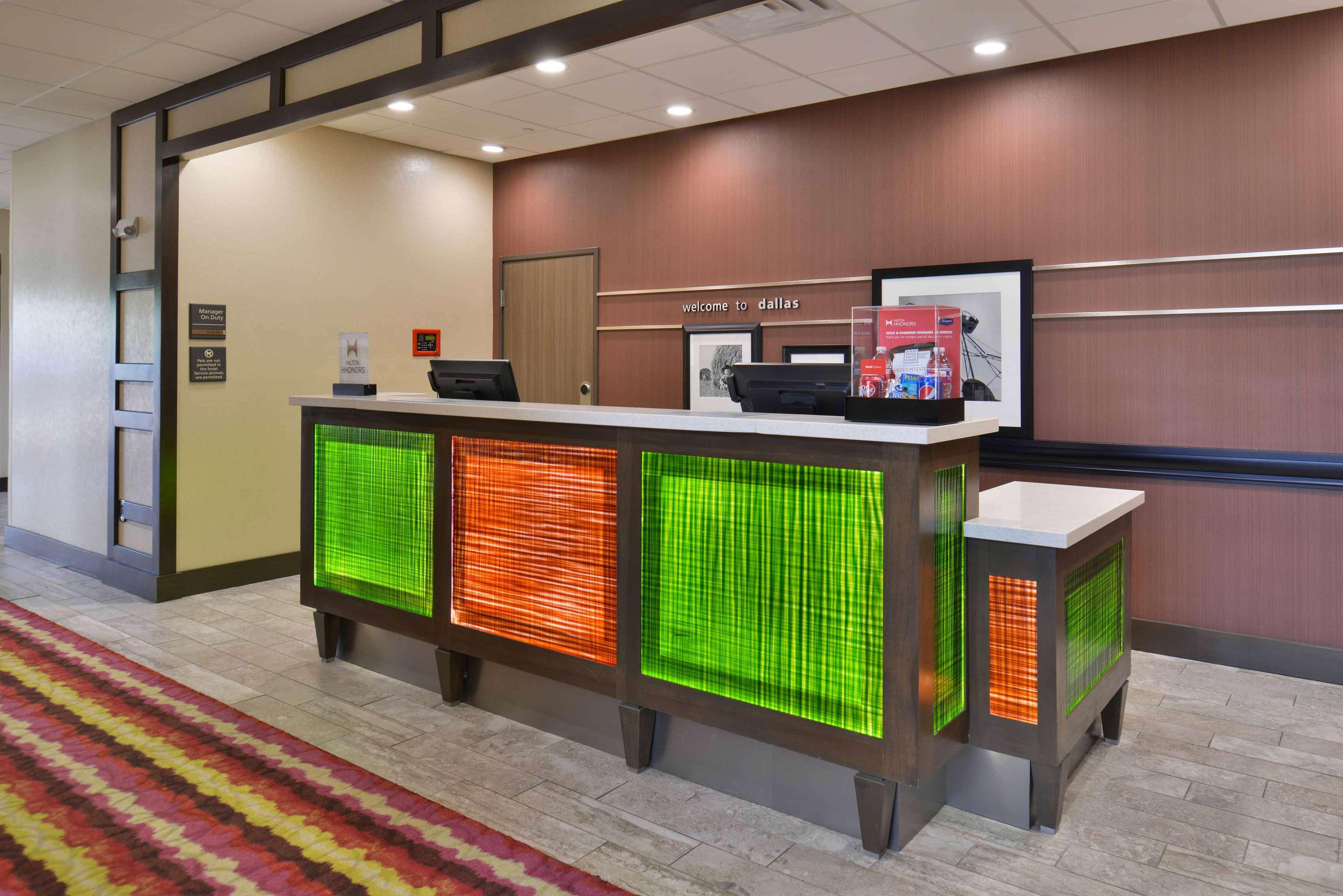 Hampton Inn & Suites Dallas Market Center Esterno foto