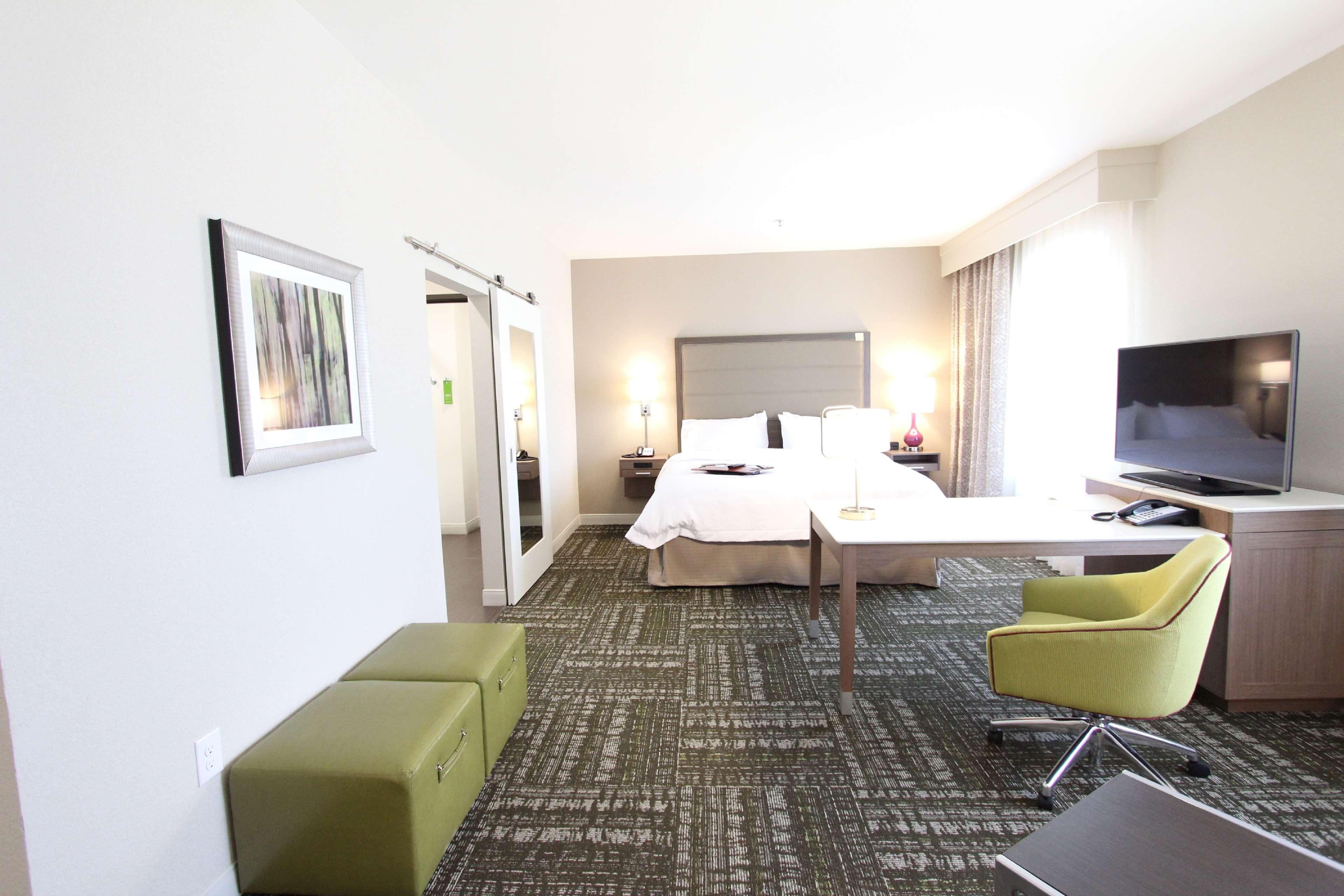 Hampton Inn & Suites Dallas Market Center Esterno foto