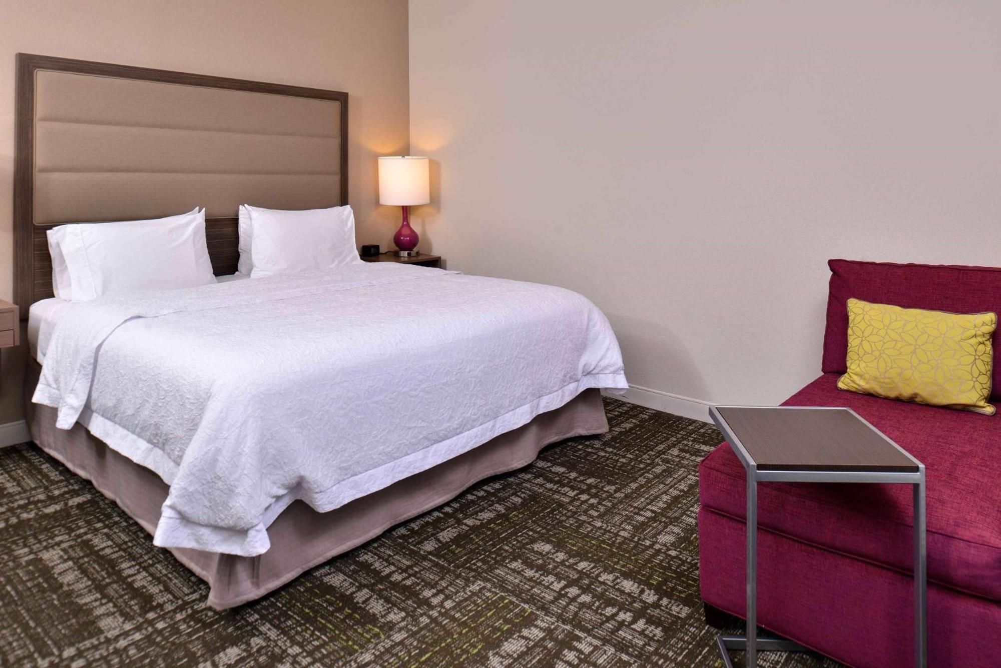 Hampton Inn & Suites Dallas Market Center Esterno foto