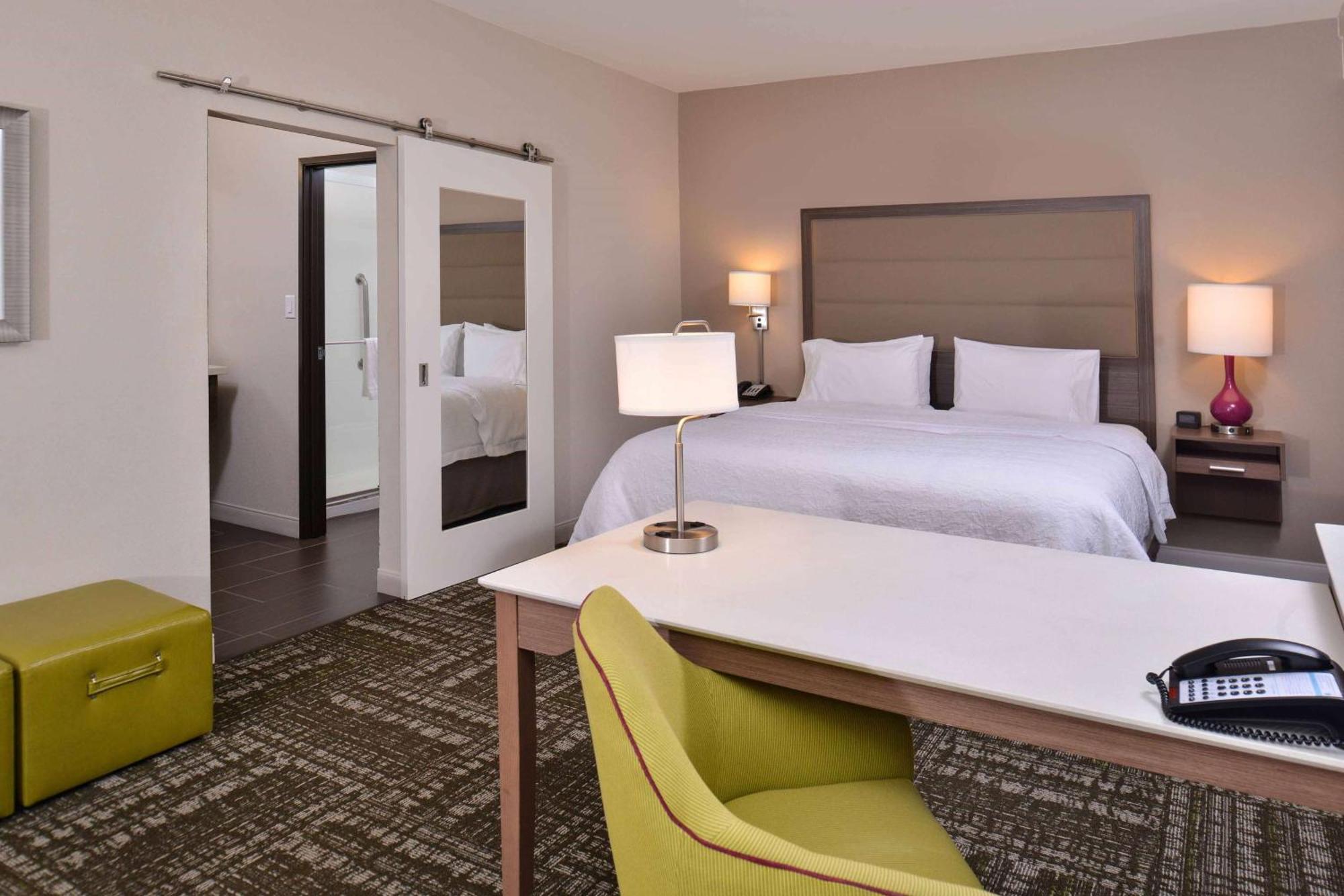 Hampton Inn & Suites Dallas Market Center Esterno foto