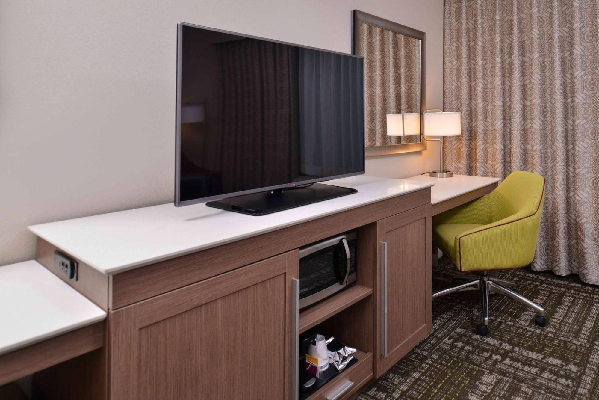 Hampton Inn & Suites Dallas Market Center Esterno foto