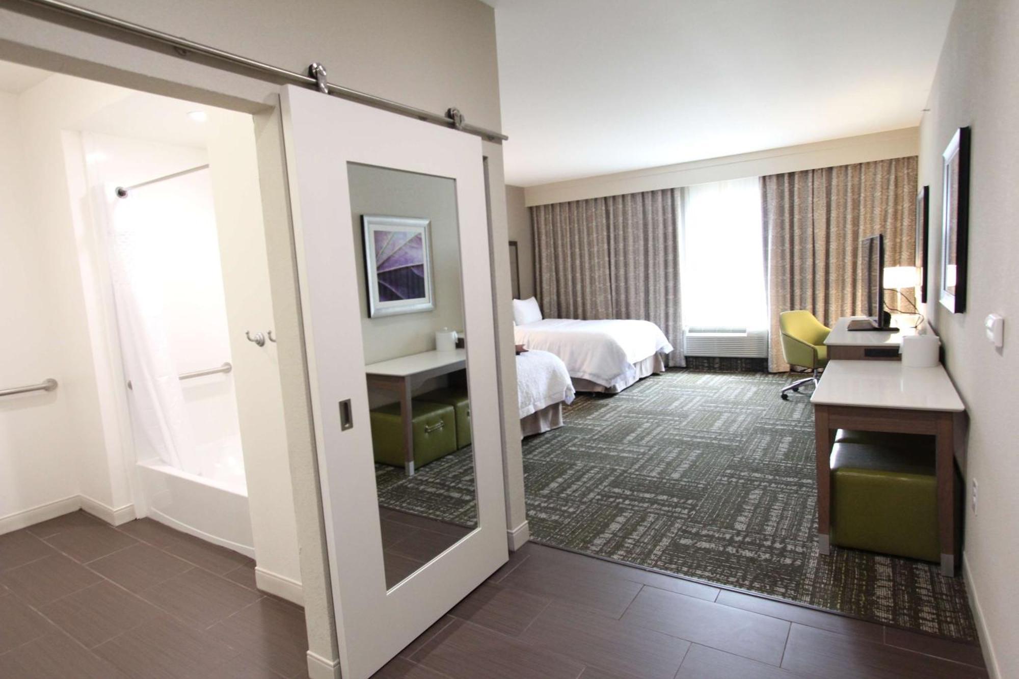 Hampton Inn & Suites Dallas Market Center Esterno foto