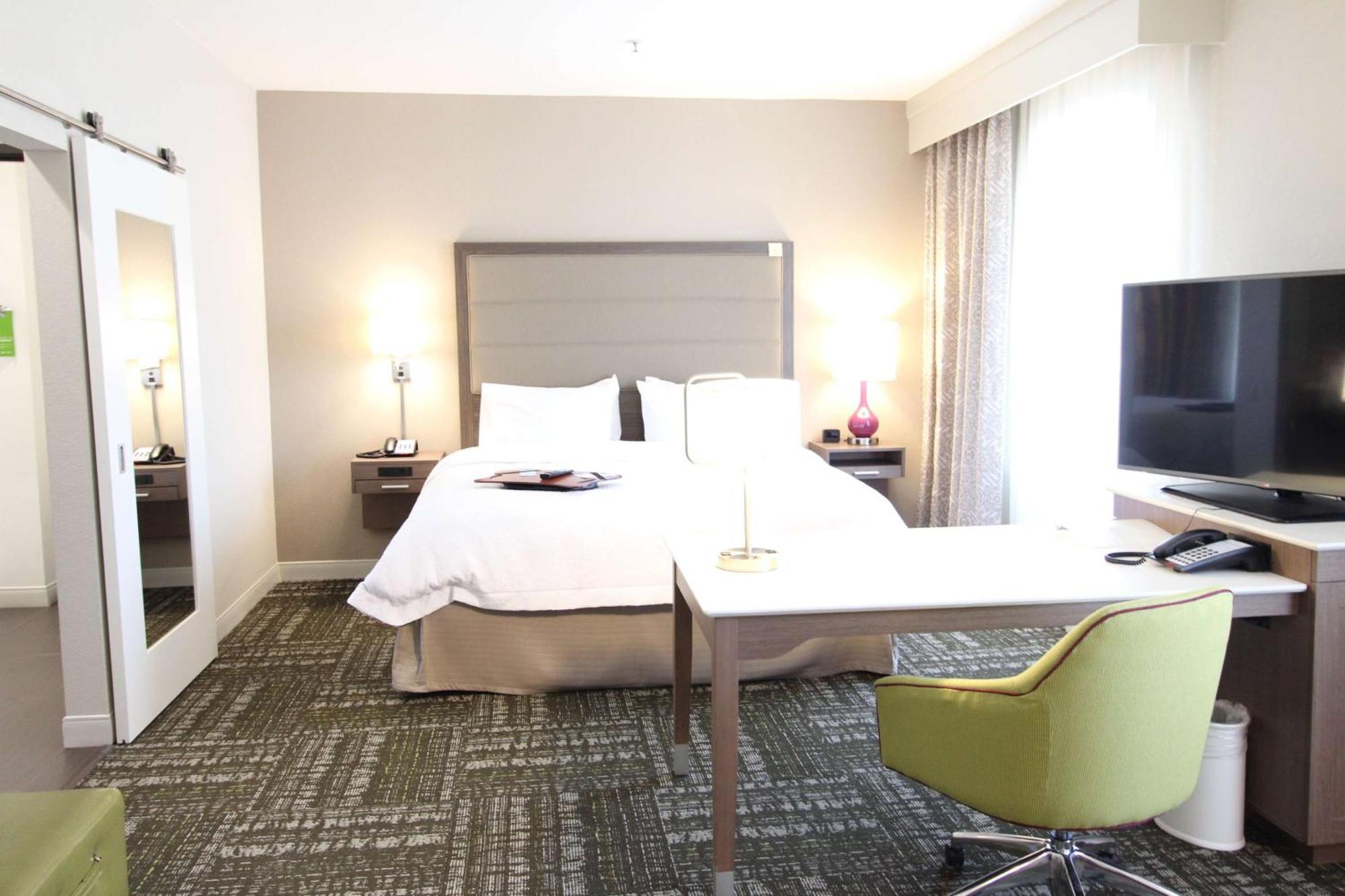 Hampton Inn & Suites Dallas Market Center Esterno foto